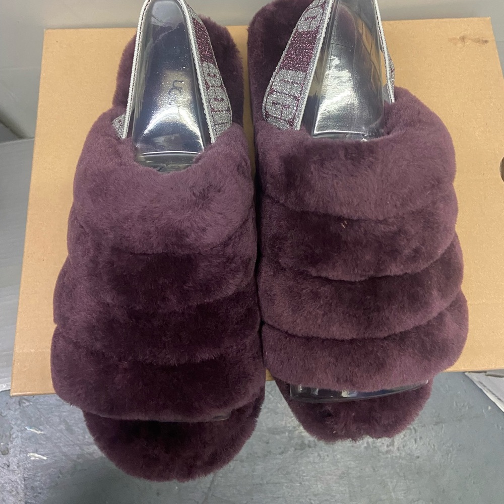 UGG slippers (Women’s) size 7 …… New